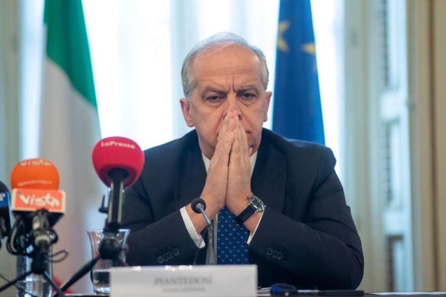 Piantedosi e la favola del Governo sui Cpr: “Non funzionano perché vandalizzati dai detenuti”