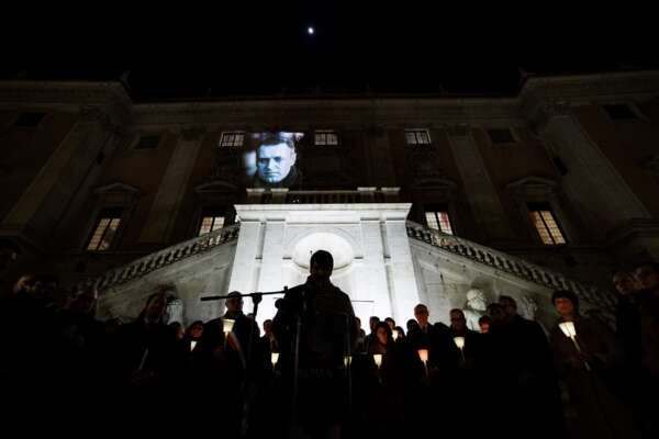 Fiaccolata per Navalny, fischiato Massimiliano Romeo della Lega: “Vattene a Mosca”