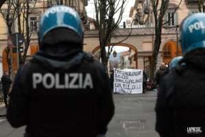 Torino, 50 anarchici assaltano una pattuglia per liberare un migrante in procinto di essere espulso. Ferito un agente. Meloni: “Pericoloso togliere il sostegno alla Polizia”