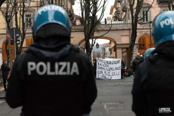 Torino, 50 anarchici assaltano una pattuglia per liberare un migrante in procinto di essere espulso. Ferito un agente. Meloni: “Pericoloso togliere il sostegno alla Polizia”