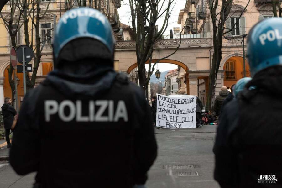 Torino, 50 anarchici assaltano una pattuglia per liberare un migrante in procinto di essere espulso. Ferito un agente. Meloni: “Pericoloso togliere il sostegno alla Polizia”