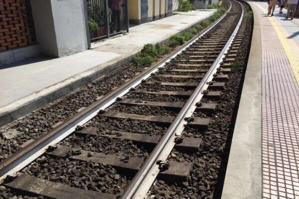 Fa tardi a scuola, 17enne attraversa binari e viene travolto e ucciso da treno: “Cercava seconda possibilità” Fa tardi a scuola, 17enne attraversa binari e viene travolto e ucciso da treno: “Cercava seconda possibilità”