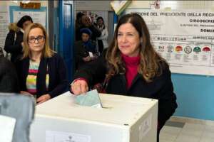 Elezioni Sardegna, Todde vince con il voto disgiunto e ‘cambia il vento’: fuoco amico per Truzzu, perde Meloni, sprofonda Salvini