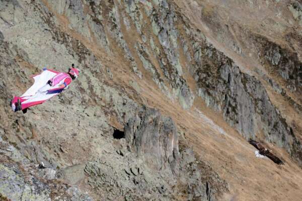 Si lancia con la tuta alare ma muore precipitando nei boschi. Tragedia nel Lecchese