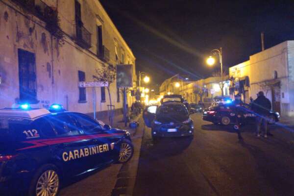 Agguato a Torre Annunziata, giovane ucciso a colpi d’arma da fuoco in strada