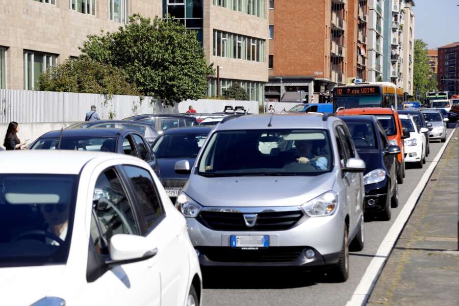 Incentivi auto, il piano Urso è un bluff destinato ad infrangersi