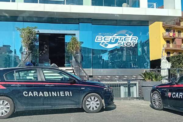 Assalto armato al caveau delle società di slot machine, sequestro lampo dei dipendenti e banditi via con almeno 300mila euro