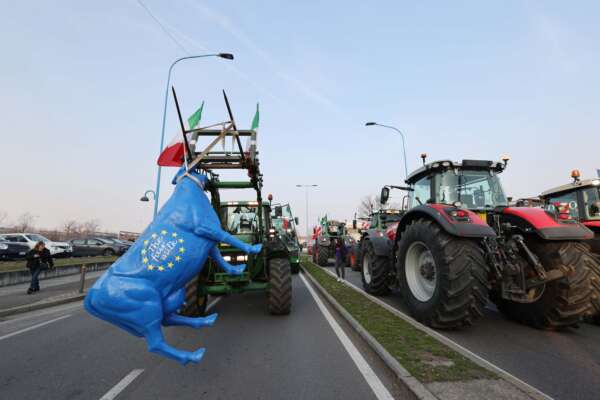 Protesta trattori agricoltori in via Dalmazia sede Pirellino Regione Lombardia. Brescia 5 febbraio 2024. 
foto Riccardo Bortolotti/Lapresse