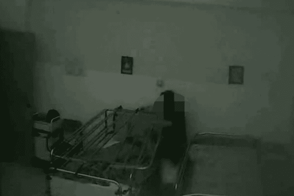 Casa di riposo da incubo, anziani chiusi in gabbia pieni di urina e storditi a Caltanissetta: donna con lividi sul volto, la proprietaria “Datele un antinfiammatorio”