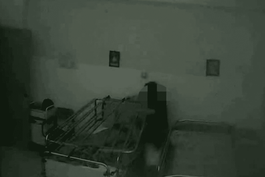 Casa di riposo da incubo, anziani chiusi in gabbia pieni di urina e storditi a Caltanissetta: donna con lividi sul volto, la proprietaria “Datele un antinfiammatorio”