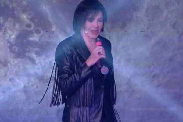 Fiordaliso canta “Non voglio mica la luna” con il microfono al contrario: “Che mi frega sono in playback” imbarazzo in diretta al Grande Fratello