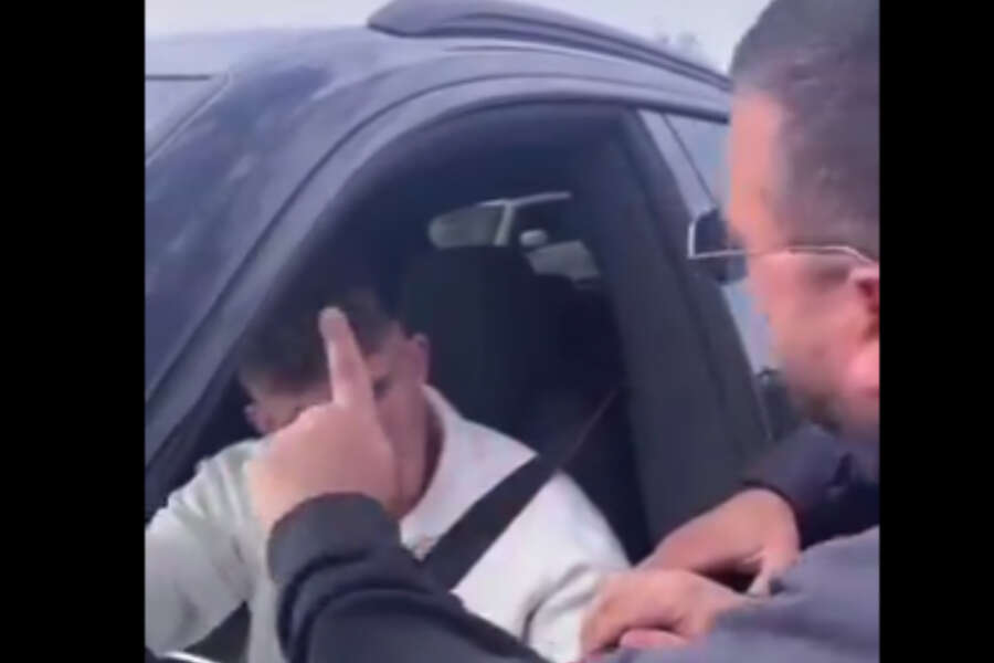 Lindstrom educato ascolta (o almeno ci prova) il tifoso del Napoli ‘dovete giocare a calcio, porta il messaggio a tutti’ ma Jesper non capisce una parola di italiano. Siparietto esilarante