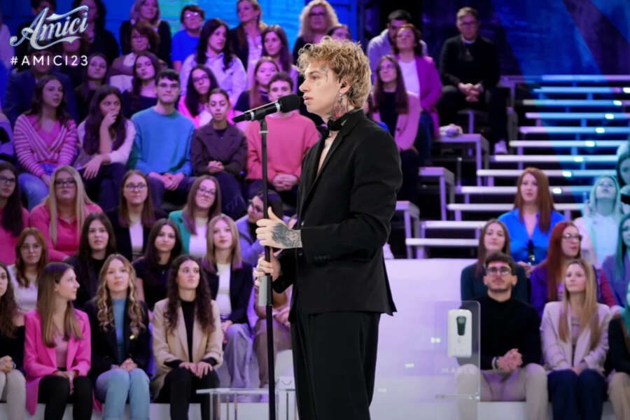 Amici di Maria De Filippi, l’anno degli abbandoni: dopo Mew e Matthew esce Ayle e poi chiede di rientrare. La reazione di Pettinelli e Zerbi