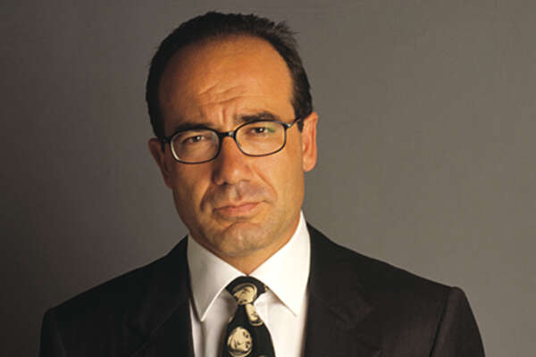 Chi è Gianni Profita, il nuovo inquilino della super villa di Berlusconi a Lampedusa: affare milionario per il rettore di UniCamillus di Roma. Sui social: “è il sosia di Silvio”