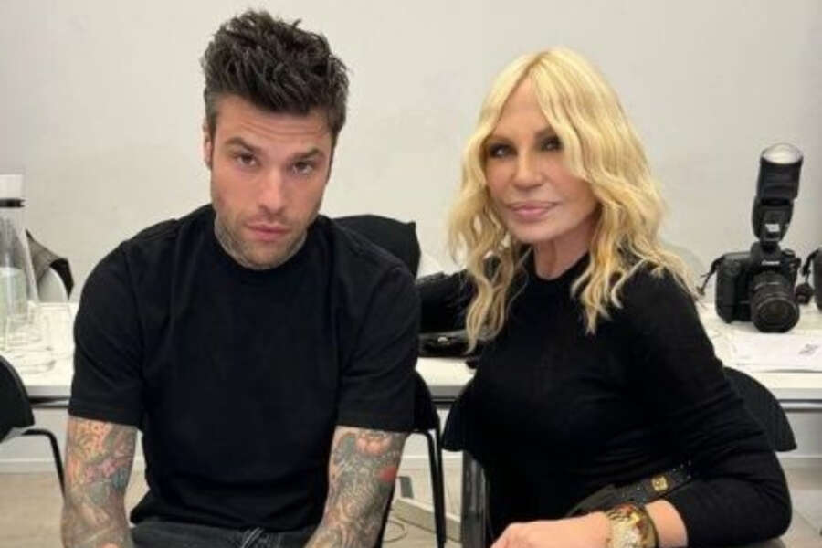 Fedez lascia Chiara Ferragni per preparare la sfilata e ‘fare compagnia alla Dona’: “Posso mettere gli accessori a un vestito Versace?”