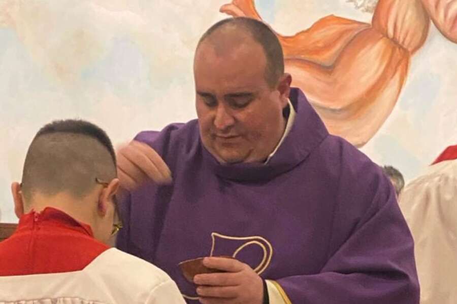 Candeggina nel vino della messa e gatto morto sull’auto, le minacce ai due preti calabresi: don Felice Palamara evita avvelenamento