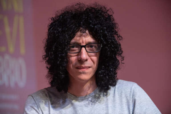 Giovanni Allevi a Sanremo: è il compositore di ‘O generosa’ l’inno della Serie A puntualmente fischiato dai tifosi allo stadio Giovanni Allevi a Sanremo: è il compositore di ‘O generosa’ l’inno della Serie A puntualmente fischiato dai tifosi allo stadio