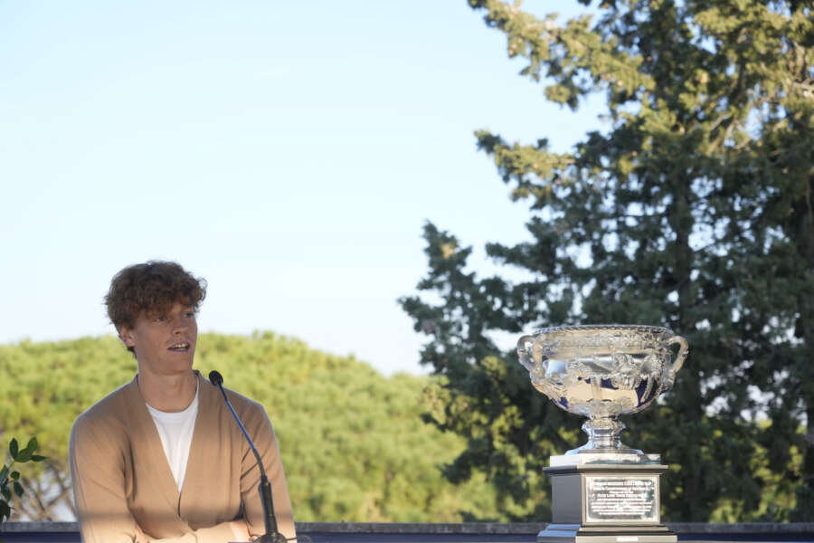 Sinner e l’errore di rifiutare Sanremo. Dagli ascolti alla riconoscenza all’Italia: ne avrebbe giovato anche la sua immagine