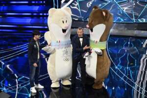 Sanremo, le mascotte delle olimpiadi Milano Cortina 2026 al Festival: i due ermellini disegnati da Federico e dai ragazzi di Catanzaro