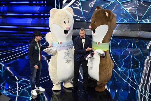 Sanremo, le mascotte delle olimpiadi Milano Cortina 2026 al Festival: i due ermellini disegnati da Federico e dai ragazzi di Catanzaro Sanremo, le mascotte delle olimpiadi Milano Cortina 2026 al Festival: i due ermellini disegnati da Federico e dai ragazzi di Catanzaro