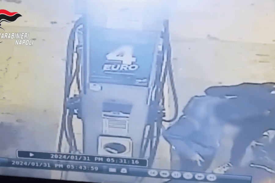 Rapina al distributore, il video dei due ragazzini con pistola giocattolo e moto rubata: fermati con i soldi in mano