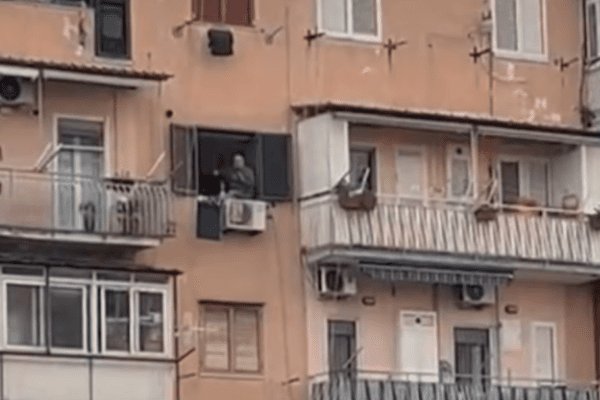 Uomo uccide la moglie a Napoli e si barrica in casa, spari fuori al balcone poi si avvelena: figli a scuola