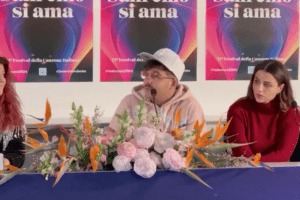 Geolier, i fischi e la domanda-vergogna in conferenza a Sanremo: “Non ti senti a disagio per aver rubato?” Geolier, i fischi e la domanda-vergogna in conferenza a Sanremo: “Non ti senti a disagio per aver rubato?”