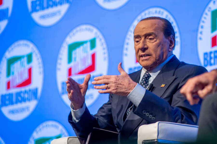 Forza Italia, giusto tenere il nome di Berlusconi nel simbolo?