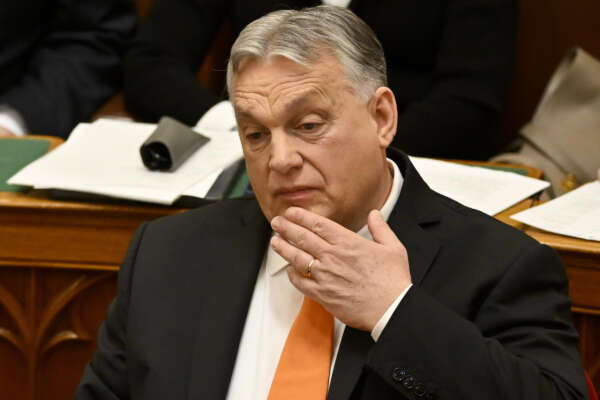 È caduto anche Orbán: la destra sovranista internazionale s’interroga sul fallimento È caduto anche Orbán: la destra sovranista internazionale s’interroga sul fallimento