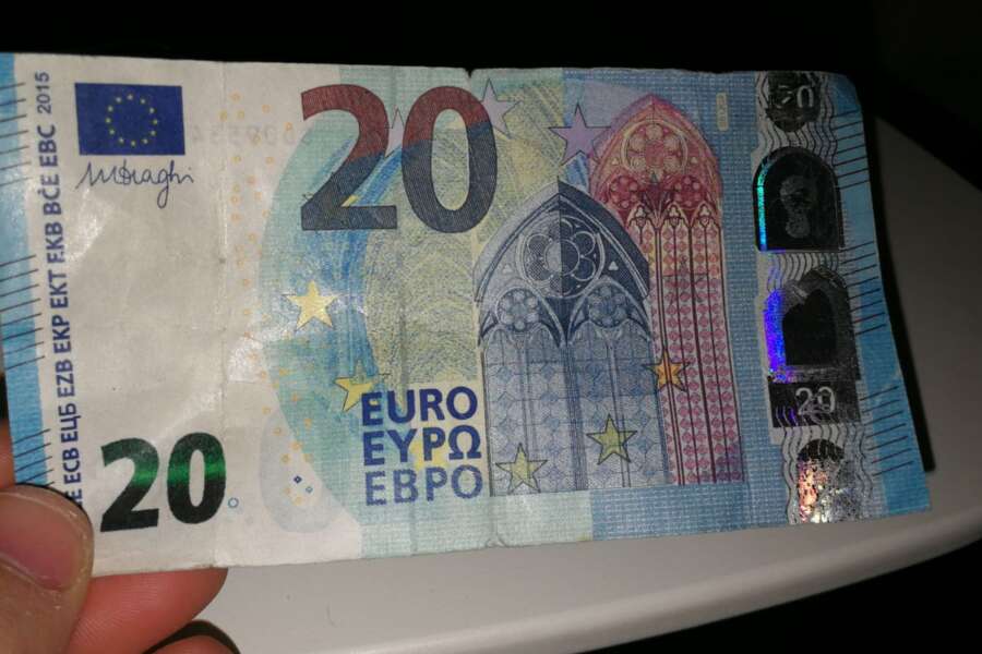 Gigolò prende a martellate anziano dopo rapporto: “La banconota da 20 euro è falsa”