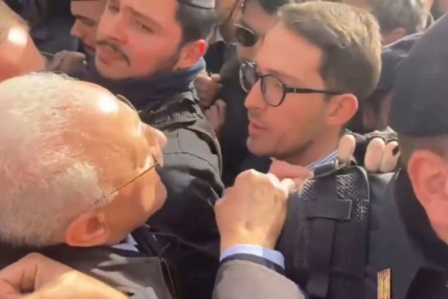 De Luca insulta Meloni: “Lavora tu str…”. Manifestazione contro l’Autonomia e le tensioni con la polizia: “Ci dovete uccidere”