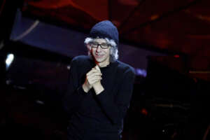 Il discorso di Giovanni Allevi a Sanremo dopo la malattia: “Ho perso capelli e certezze, ma non la voglia di immaginare. Il dolore mi ha portato dei doni. Ora, non potendo contare sul mio corpo, suonerò con tutta l’anima”