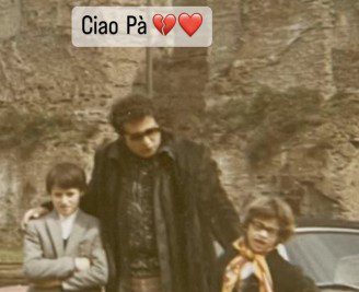 Lutto per Eros Ramazzotti: l’addio al padre Rodolfo e la dedica dal palco di Sanremo: “Lo ringrazio più di tutti, non mi ha mai chiuso le porte” Lutto per Eros Ramazzotti: l’addio al padre Rodolfo e la dedica dal palco di Sanremo: “Lo ringrazio più di tutti, non mi ha mai chiuso le porte”