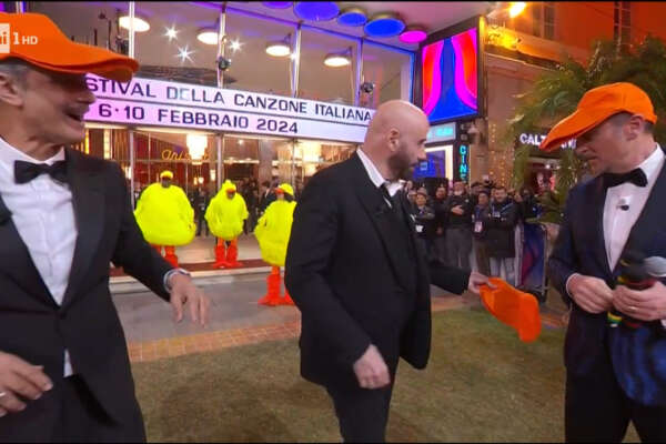 John Travolta, un pupazzo a Sanremo: rifiuta il cappello da papero tra l’imbarazzo di Amadeus e Fiorello John Travolta, un pupazzo a Sanremo: rifiuta il cappello da papero tra l’imbarazzo di Amadeus e Fiorello