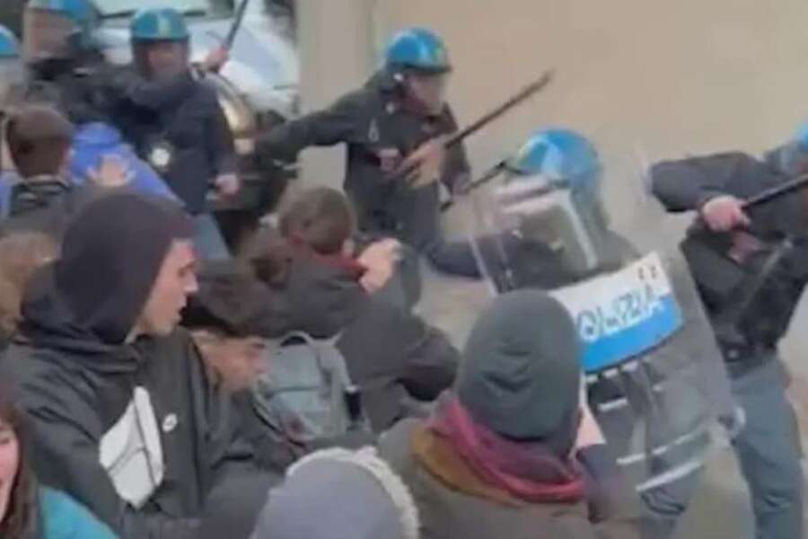 Manganellate a Pisa, via la comandate del reparto mobile di Firenze: “Avvicendamento già previsto”