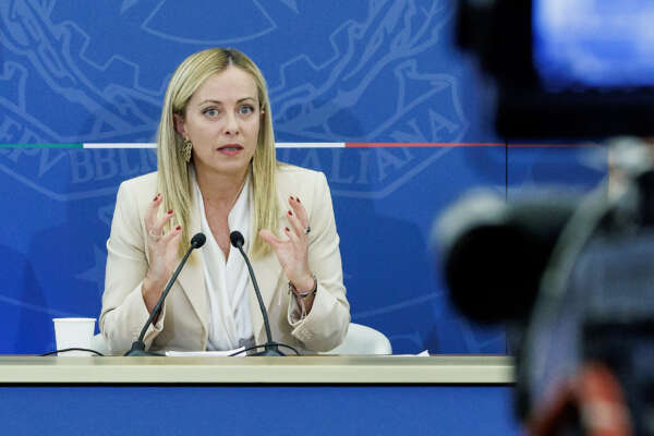 Piano Mattei, Giorgia l’influencer ammette: “Operazione mediatica”. E il nuovo slogan è il ‘modello Caivano’