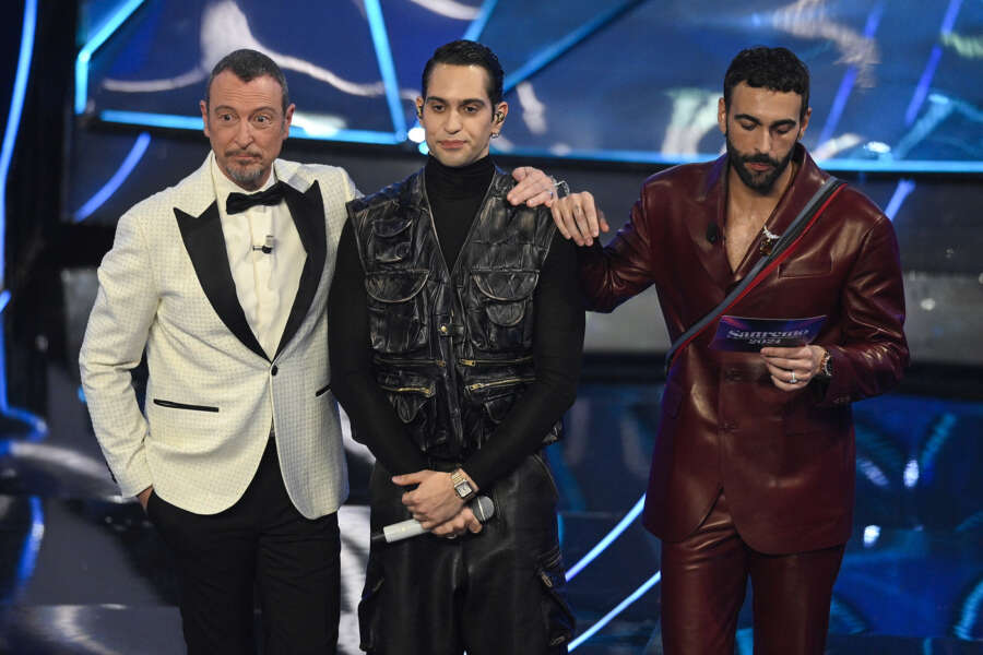 Mengoni e Mahmood “gay dichiarati”, polemiche per la rivelazione di Peter Gomez e Roberto D’Agostino in Rai