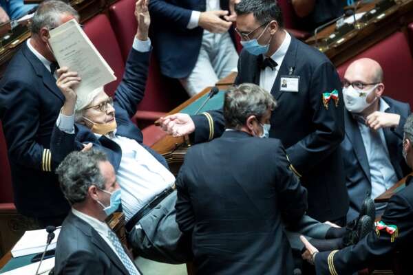 Sgarbi a sorpresa: “Mi dimetto”. Lunedì l’Antitrust