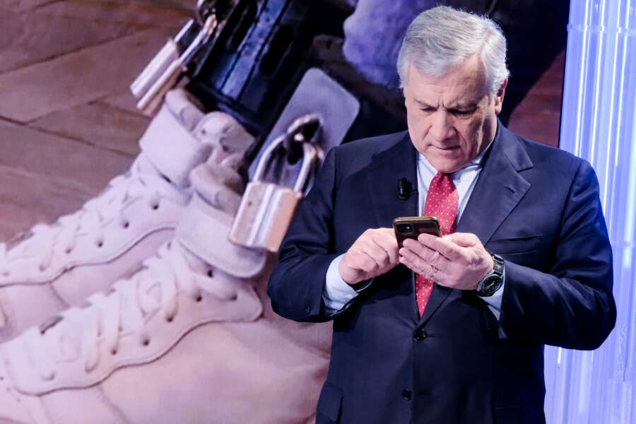 Foto Mauro Scrobogna /LaPresse
31-01-2024 Roma (Italia) – Politica – RAI – trasmissione Porta a Porta – Nella foto: Il Ministro degli Esteri e vicepremier Antonio Tajani ospite di Bruno Vespa, sullo schermo caso Salis

January 31, Rome (Italy) – Politics – RAI – Porta a Porta transmission – In the photo: Minister of foreign affairs and vice PM Antonio Tajani guest of Bruno Vespa, on the screen Salis affair