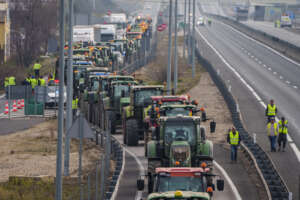 Tractors block the A4 highway near of Aranjuez, Spain, Tuesday, Feb. 6, 2024. From early morning, farmers across Spain have staged tractor protests across the country, blocking highways and causing traffic jams to demand of changes in European Union policies and funds and measures to combat production cost hikes. (AP Photo/Manu Fernandez) 



Associated Press / LaPresse
Only italy and Spain