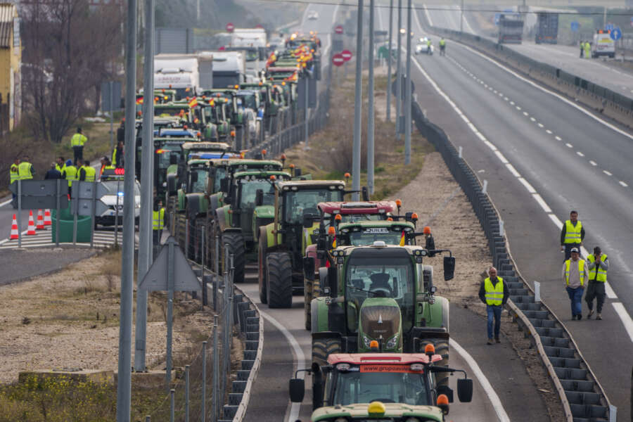 Tractors block the A4 highway near of Aranjuez, Spain, Tuesday, Feb. 6, 2024. From early morning, farmers across Spain have staged tractor protests across the country, blocking highways and causing traffic jams to demand of changes in European Union policies and funds and measures to combat production cost hikes. (AP Photo/Manu Fernandez) 



Associated Press / LaPresse
Only italy and Spain
