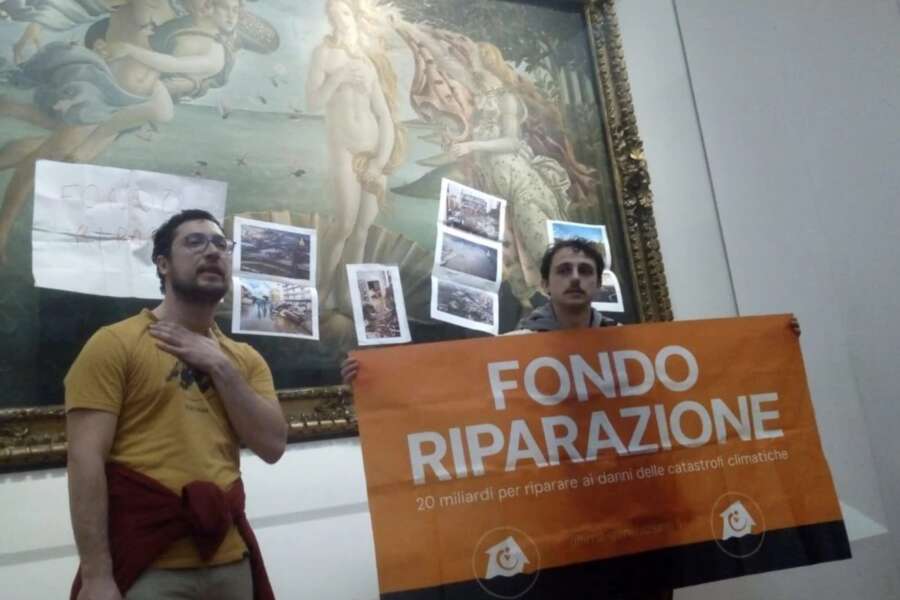 Ultima generazione colpisce anche la Venere di Botticelli coperta con le immagini dell’alluvione: “Chiediamo un fondo da 20 miliardi”