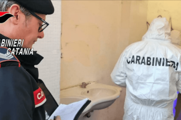 13enne violentata in villa a Catania: “Erano in sette, il mio fidanzato costretto a guardare, urlava e si disperava”