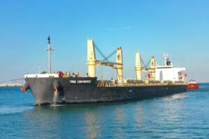 Attacco degli Houthi ad un cargo greco. Morti e dispersi nell’equipaggio: “La nave è alla deriva”