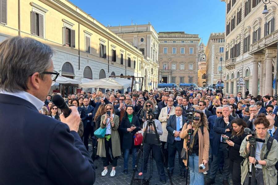 Suicidi in carcere, penalisti in piazza: “La politica assuma le sue responsabilità”
