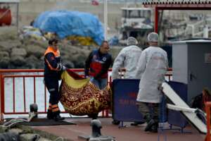 Gommone affonda in Turchia, almeno 8 migranti annegati nell’Egeo: anche 2 bambini