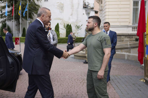 Zelensky da Erdogan, l’invito della Turchia ad un vertice con la Russia ed il ‘no’ di Kiev: “Impossibile con Putin. Vogliamo una pace giusta”