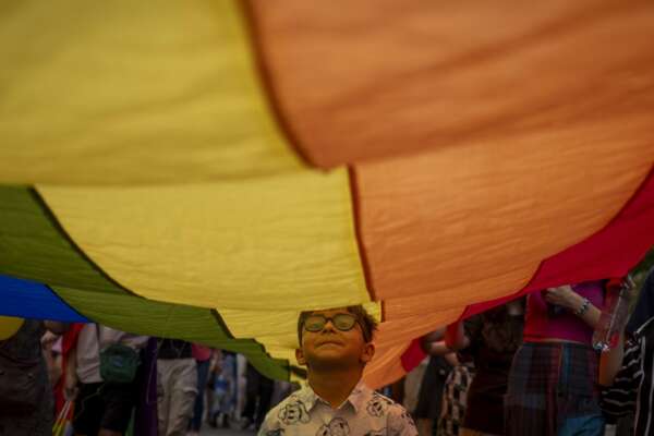 Ragazzo 18enne cacciato da casa in Toscana “perché gay”: la storia che ricorda il caso di Malika Chalhy e la raccolta fondi da 120mila euro