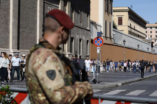 Foto Cecilia Fabiano/LaPresse 17 Ottobre 2023 Roma, Italia – cronaca – Allarme Terrorismo  , siti sensibili presidiati  Nella foto: San Pietro 
October 17, 2023 Roma, Italy – News – Terrorism ALert , sensible site controlled by secutity forces   In the pic: St Peter