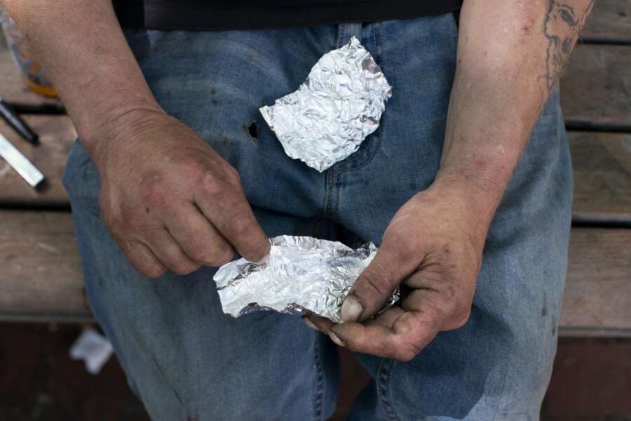 Allarme droga in Italia, ‘ndrangheta interessata al Fentanyl sta testando il mercato: 50 volte più pericolosa dell’eroina, 68mila morti nel 2020